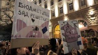 Протест "Вън Пеевски и Борисов от властта" под прозорците на правителството